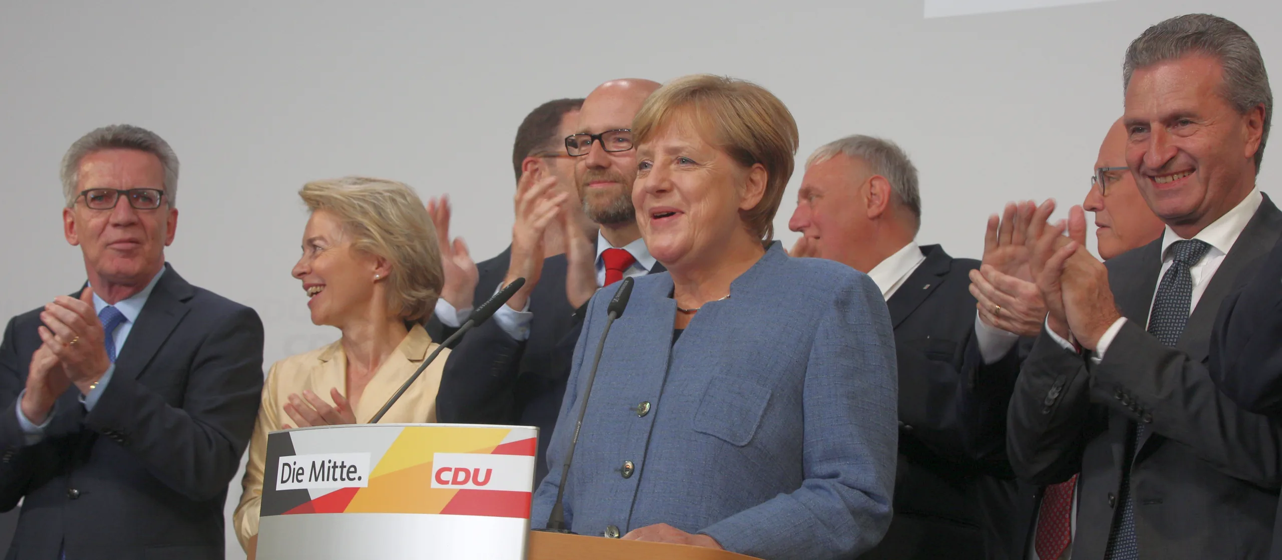 Angela Merkel am Wahlabend im Konrad-Adenauer-Haus, umringt von Thomas de Maizière, Ursula von der Leyen, Peter Tauber und Günther Oettinger