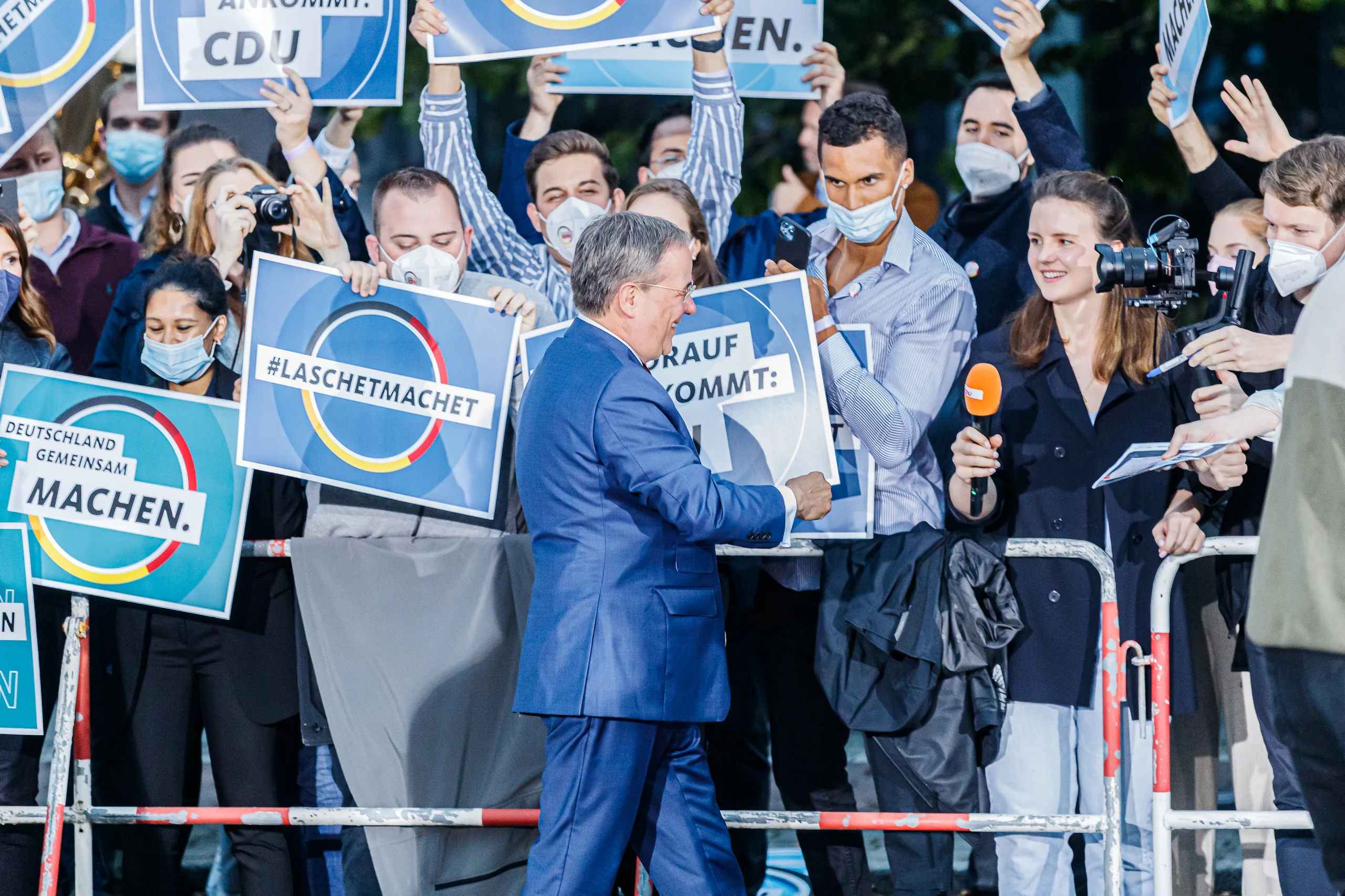 Armin Laschet, Kanzlerkandidat von CDU und CSU, begrüßt Anhänger vor dem TV-Triell am 12. September 2021