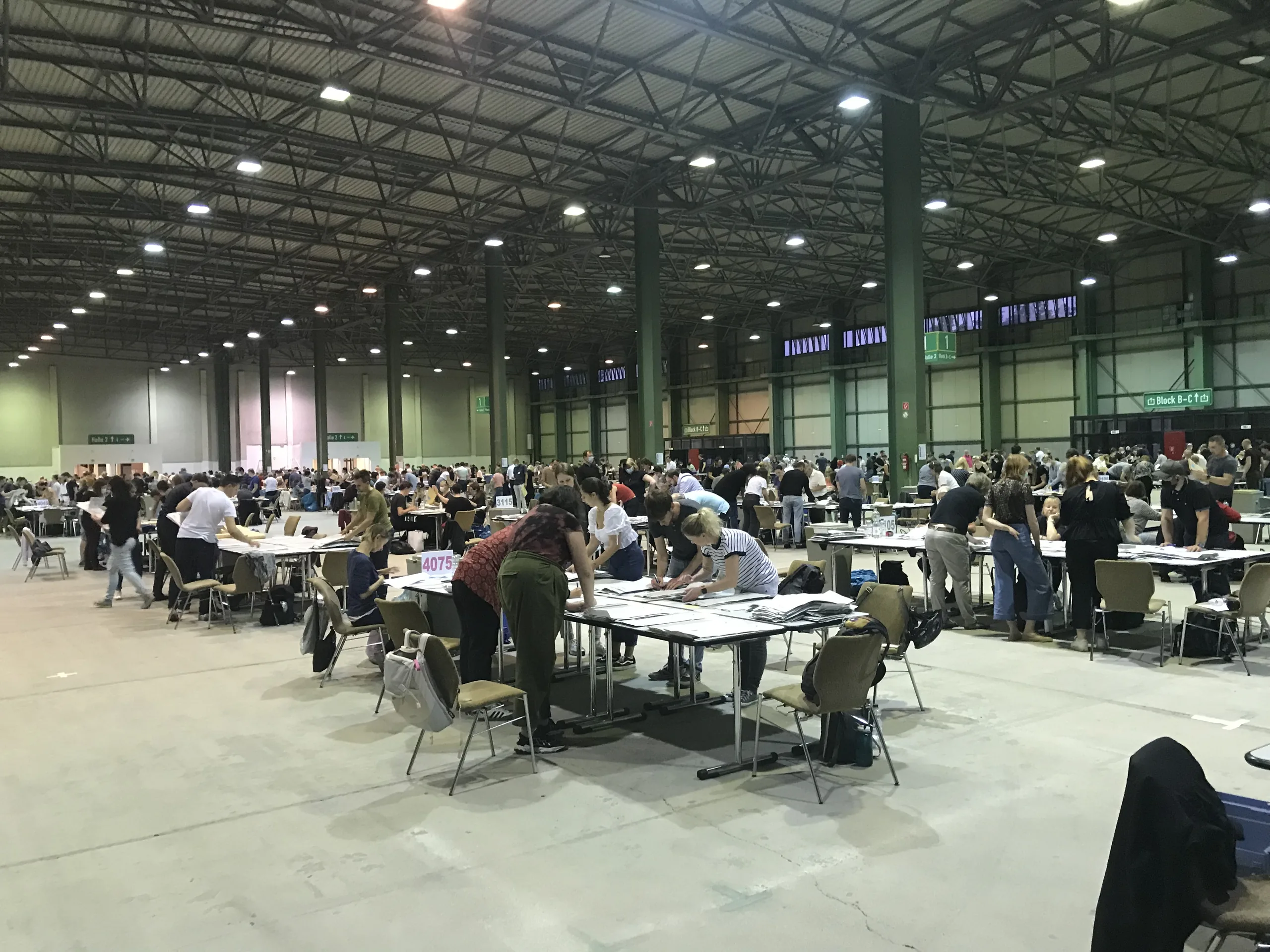 Auszählung der Briefwahlstimmen zur Bundestagswahl 2021 in Leipzig