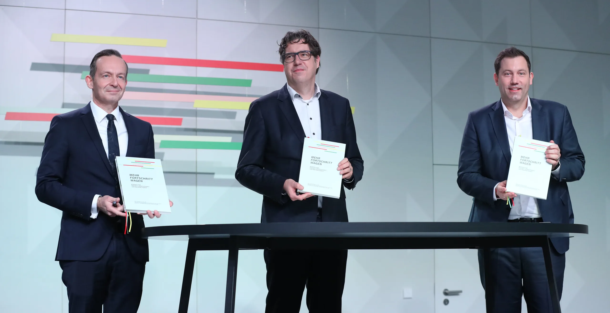 Die Generalsekretäre Volker Wissing (FDP), Michael Kellner (Grüne) und Lars Klingbeil (SPD) mit dem unterzeichneten Koalitionsvertrag am 7. Dezember 2021