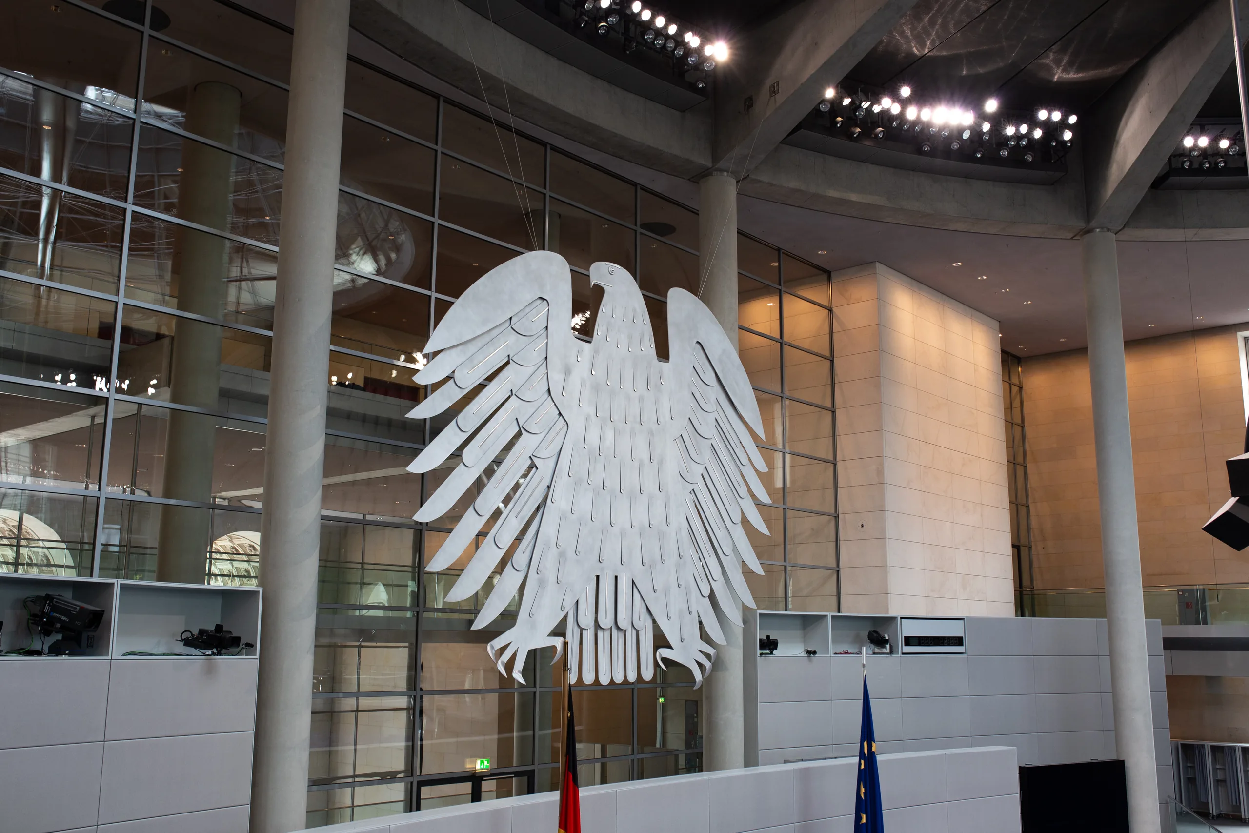Bundesadler im Plenarsaal des Deutschen Bundestages