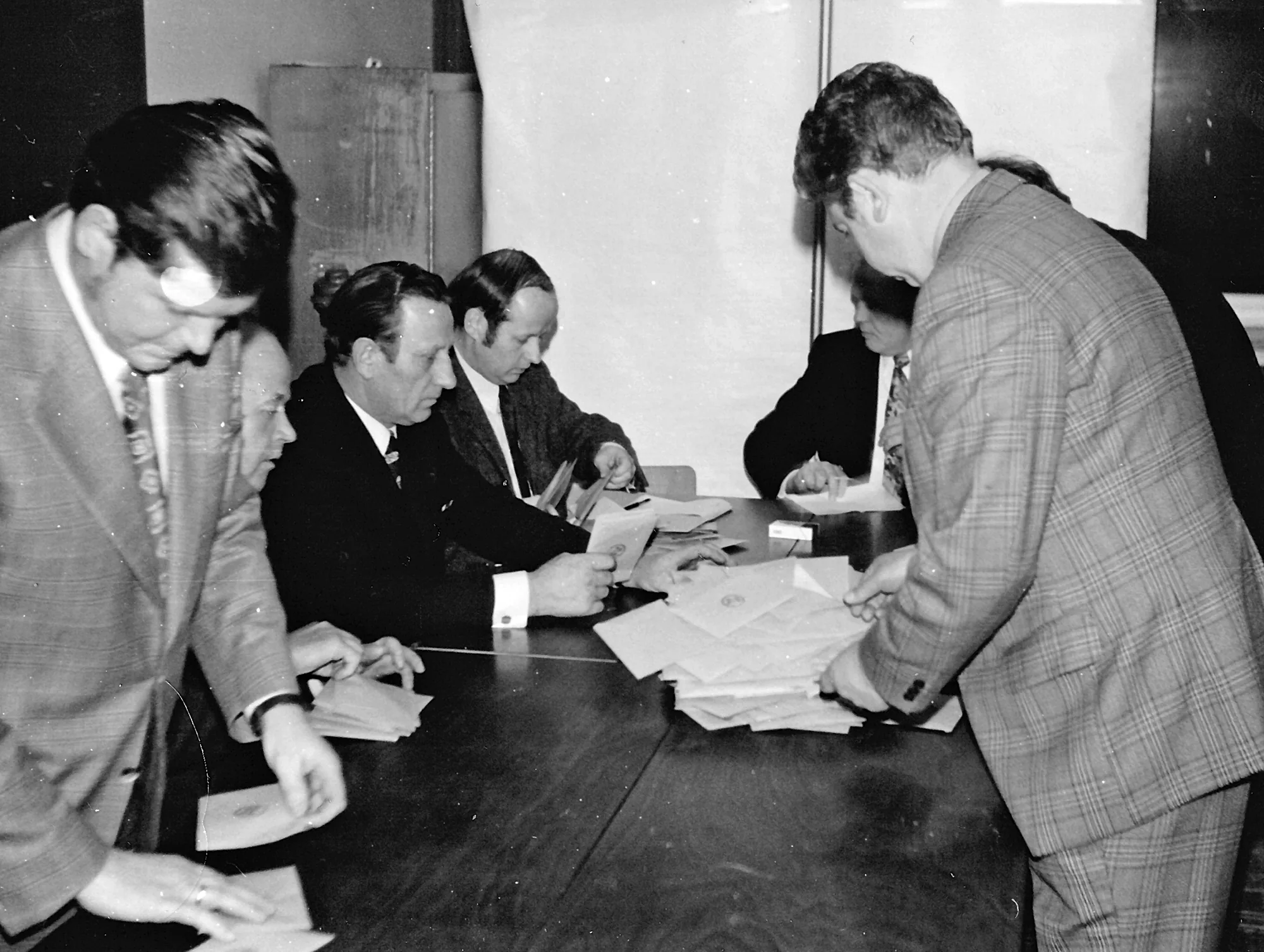 Wahlhelfer zählen 1972 in einem Wahllokal die Stimmen aus