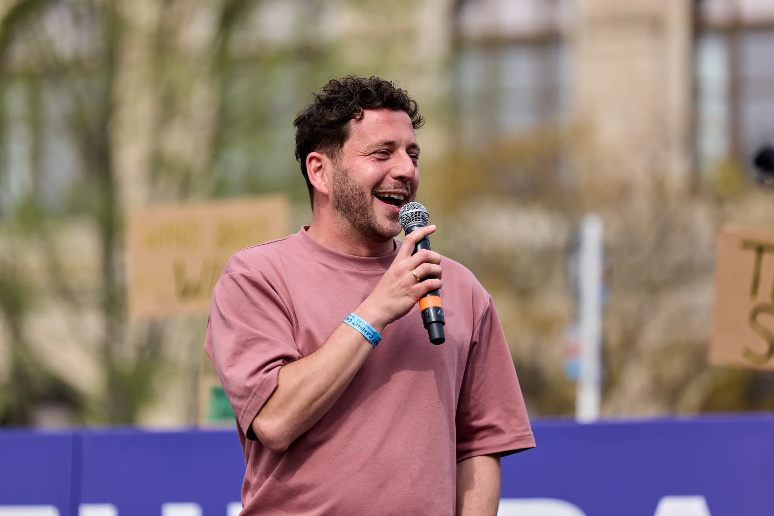 Felix Banaszak bei einer Rede in Berlin im April 2026