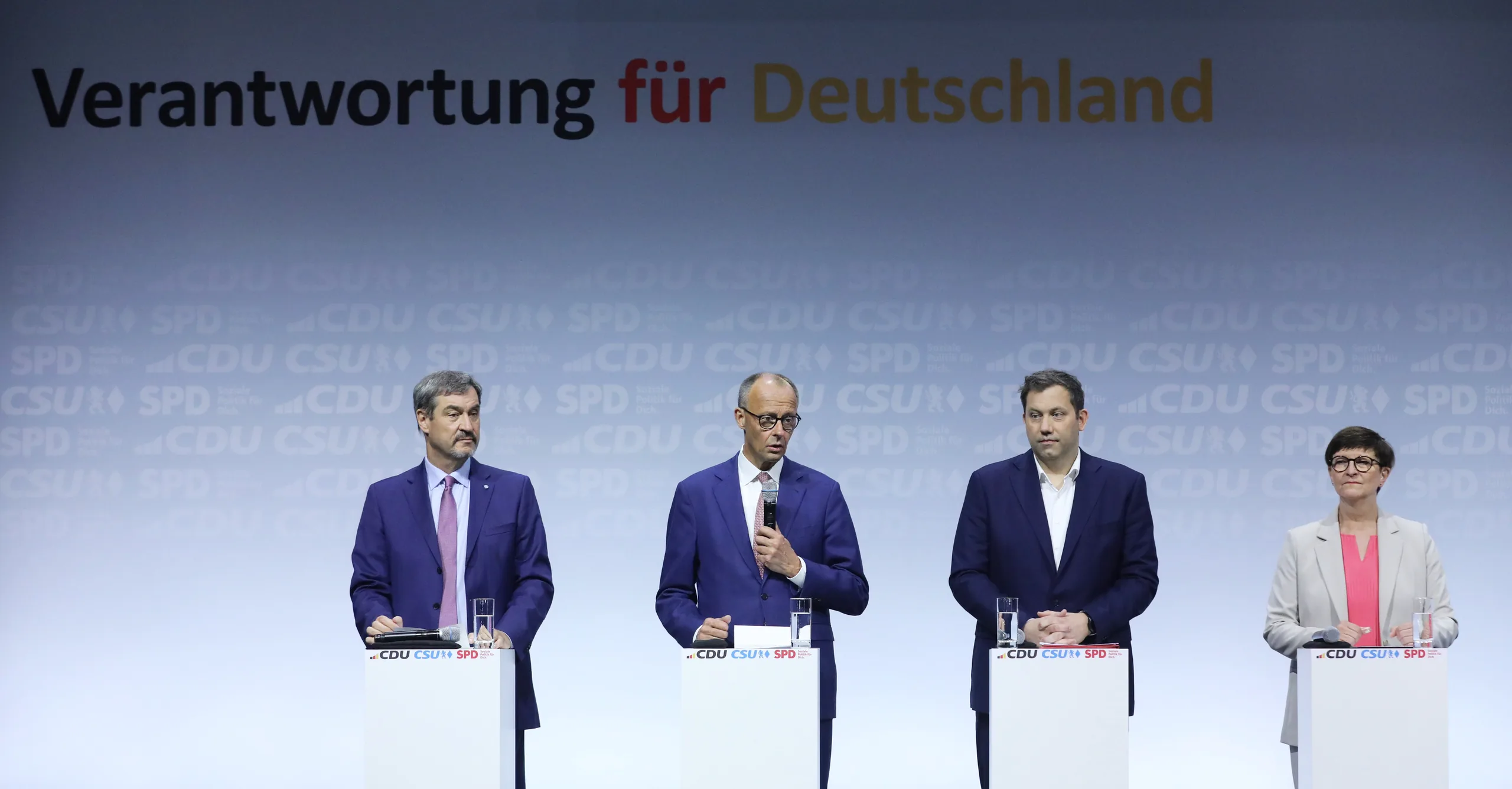 Vorstellung des Koalitionsvertrags 2025: Markus Söder, Friedrich Merz, Lars Klingbeil und Saskia Esken an Rednerpulten