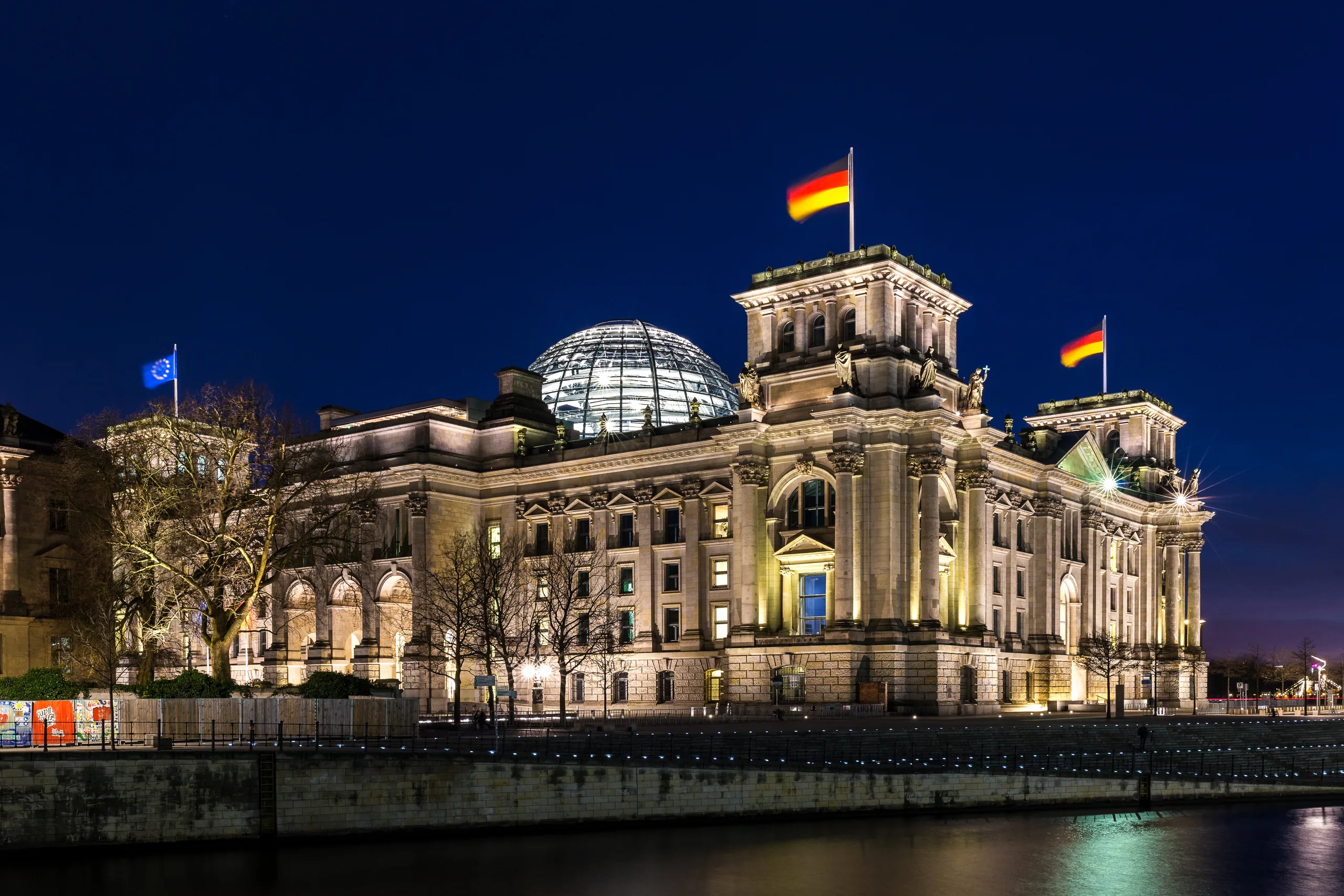 Reichstagsgebäude in Berlin bei Nacht, Sitz des Deutschen Bundestages