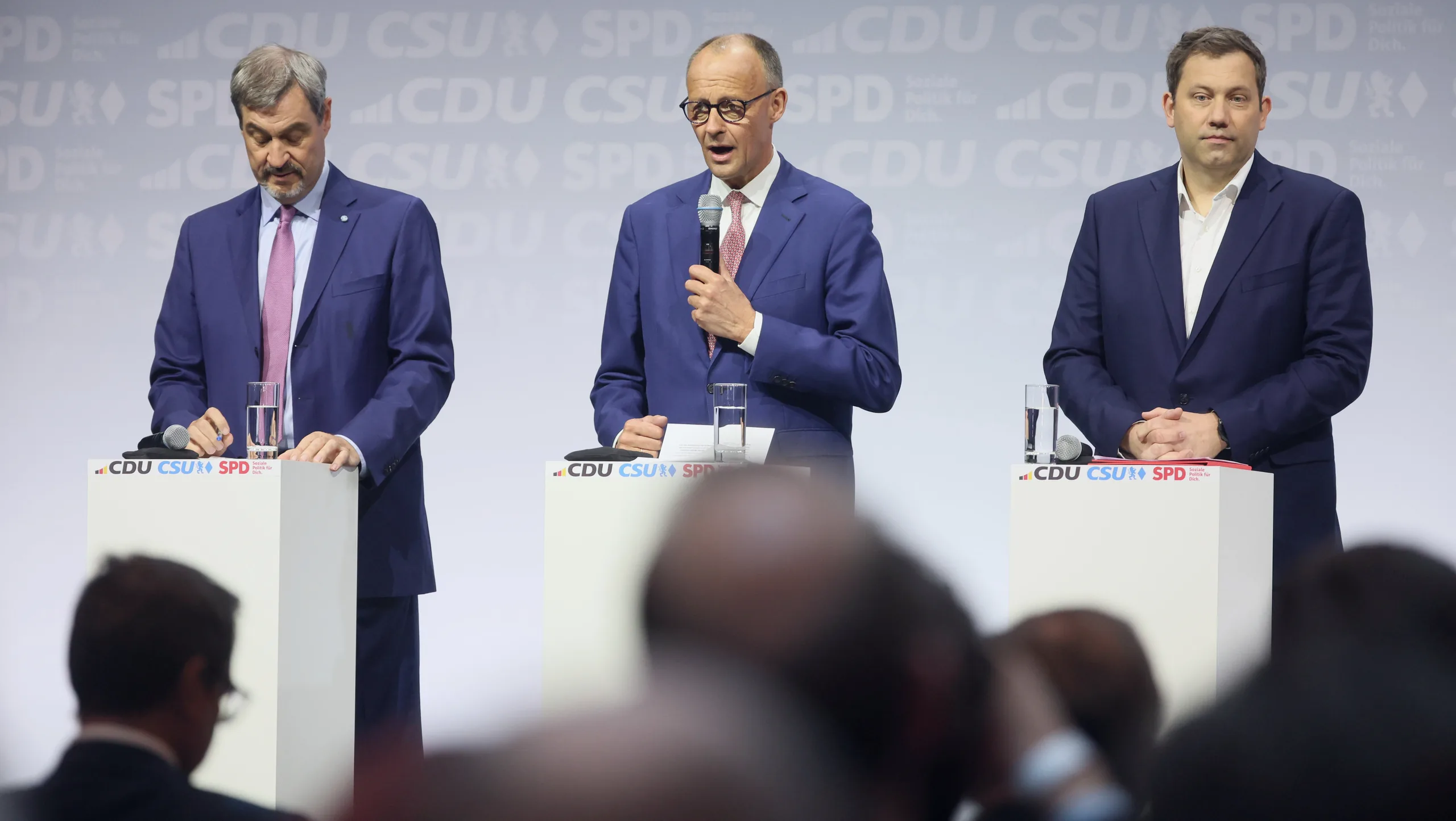 Markus Söder, Friedrich Merz und Lars Klingbeil bei der Unterzeichnung des Koalitionsvertrags 2025