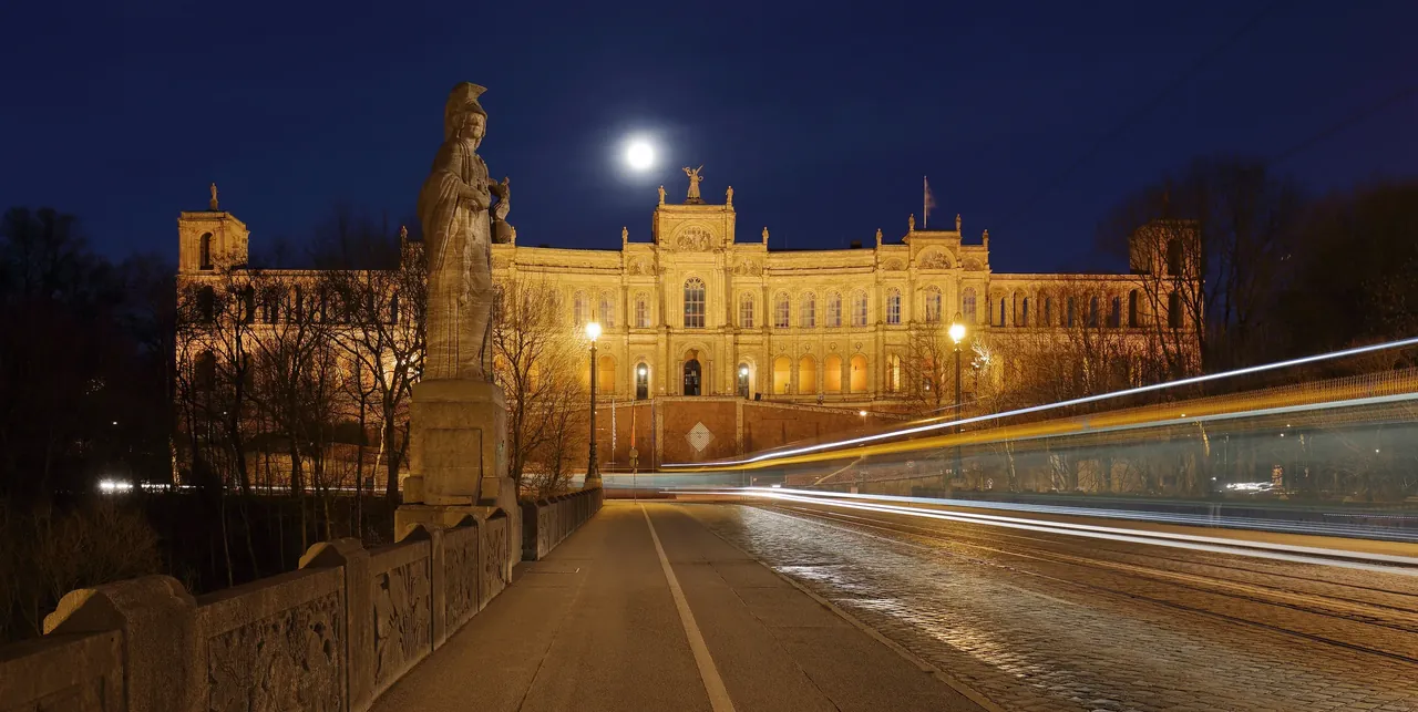 Das Maximilianeum in München, Sitz des Bayerischen Landtags, bei Nacht