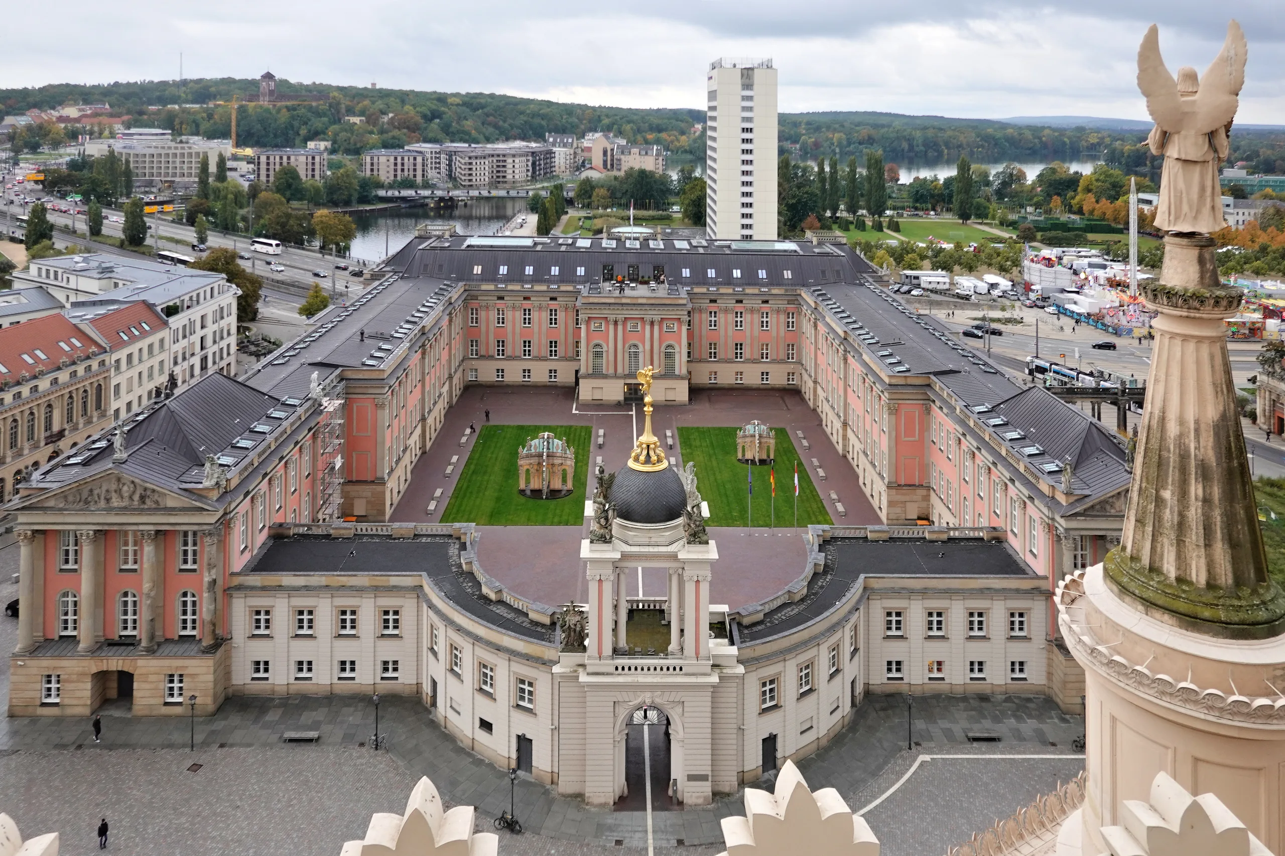 Blick von der Nikolaikirche auf das Potsdamer Stadtschloss, Sitz des Landtags Brandenburg