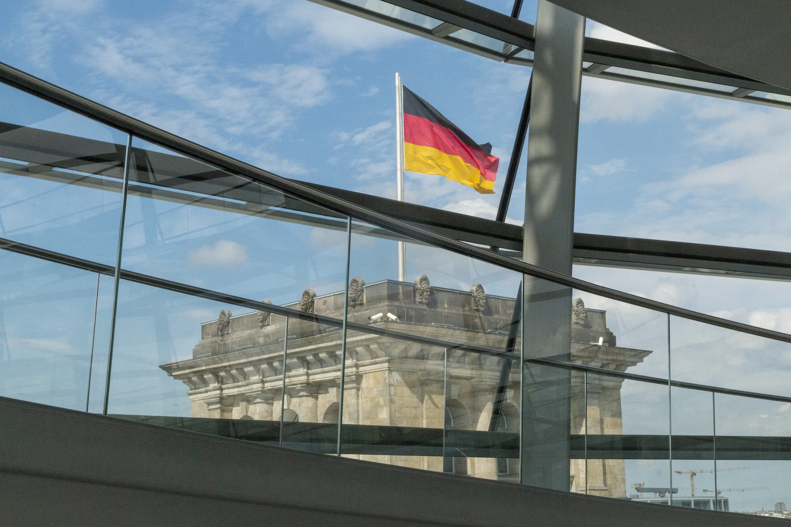 Bundesflagge auf dem Reichstagsgebäude, gesehen aus der Kuppel