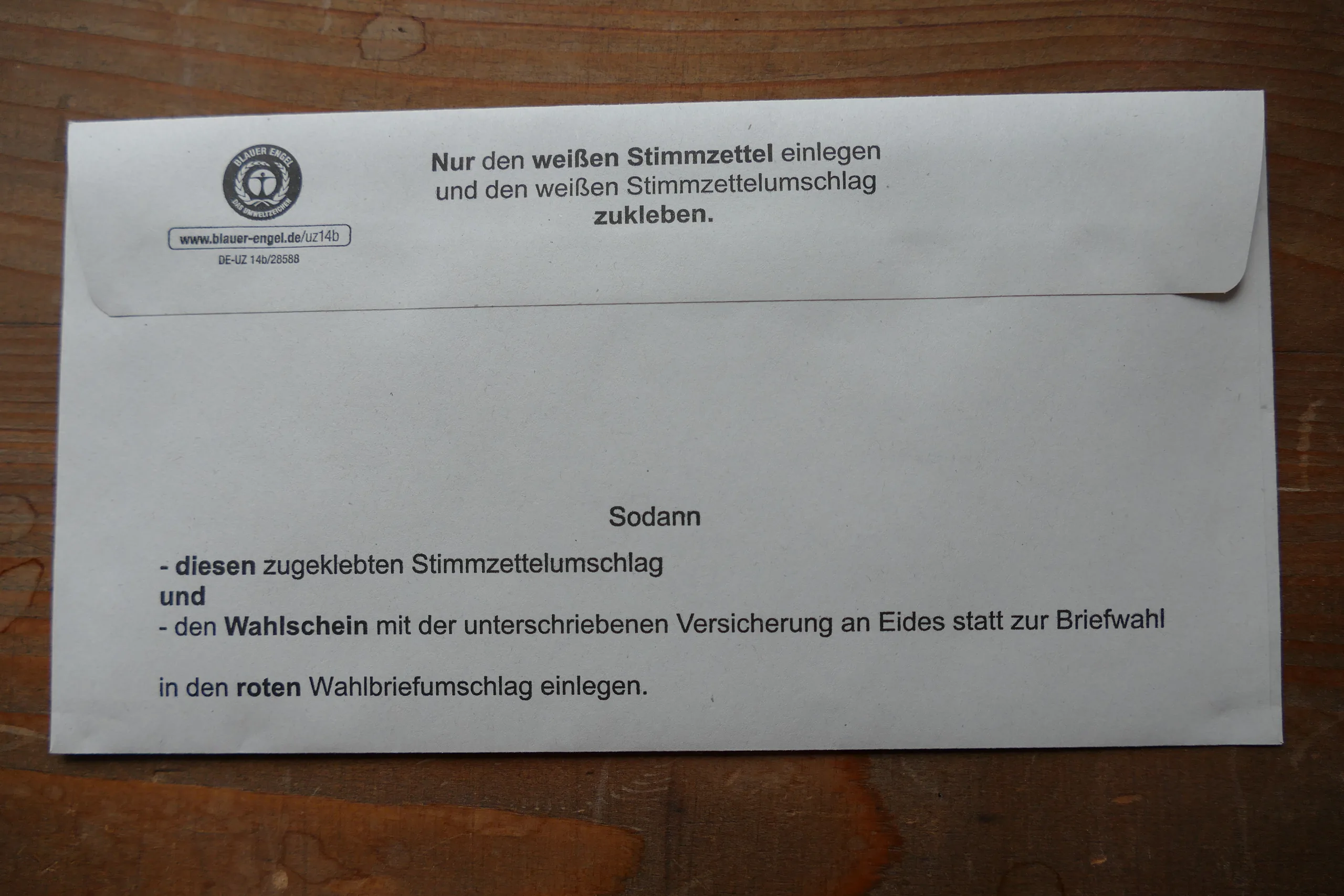 Stimmzettelumschlag der Briefwahl zur Bundestagswahl 2025 mit Hinweisen zum Ablauf