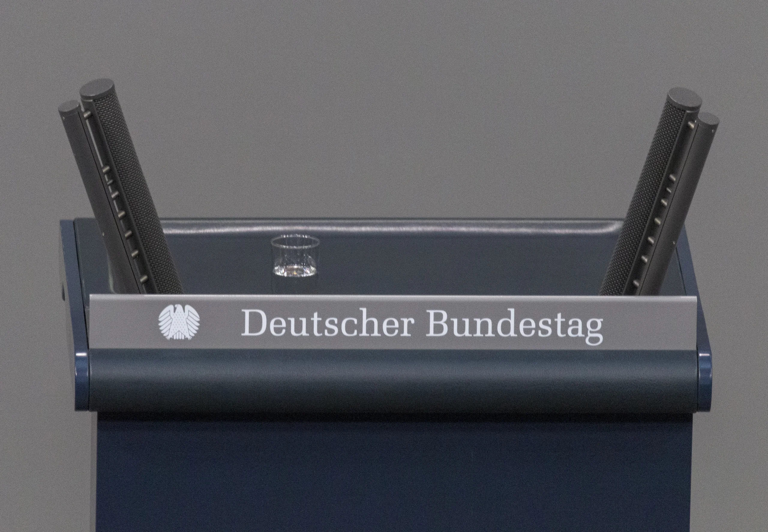 Rednerpult im Plenarsaal des Deutschen Bundestages