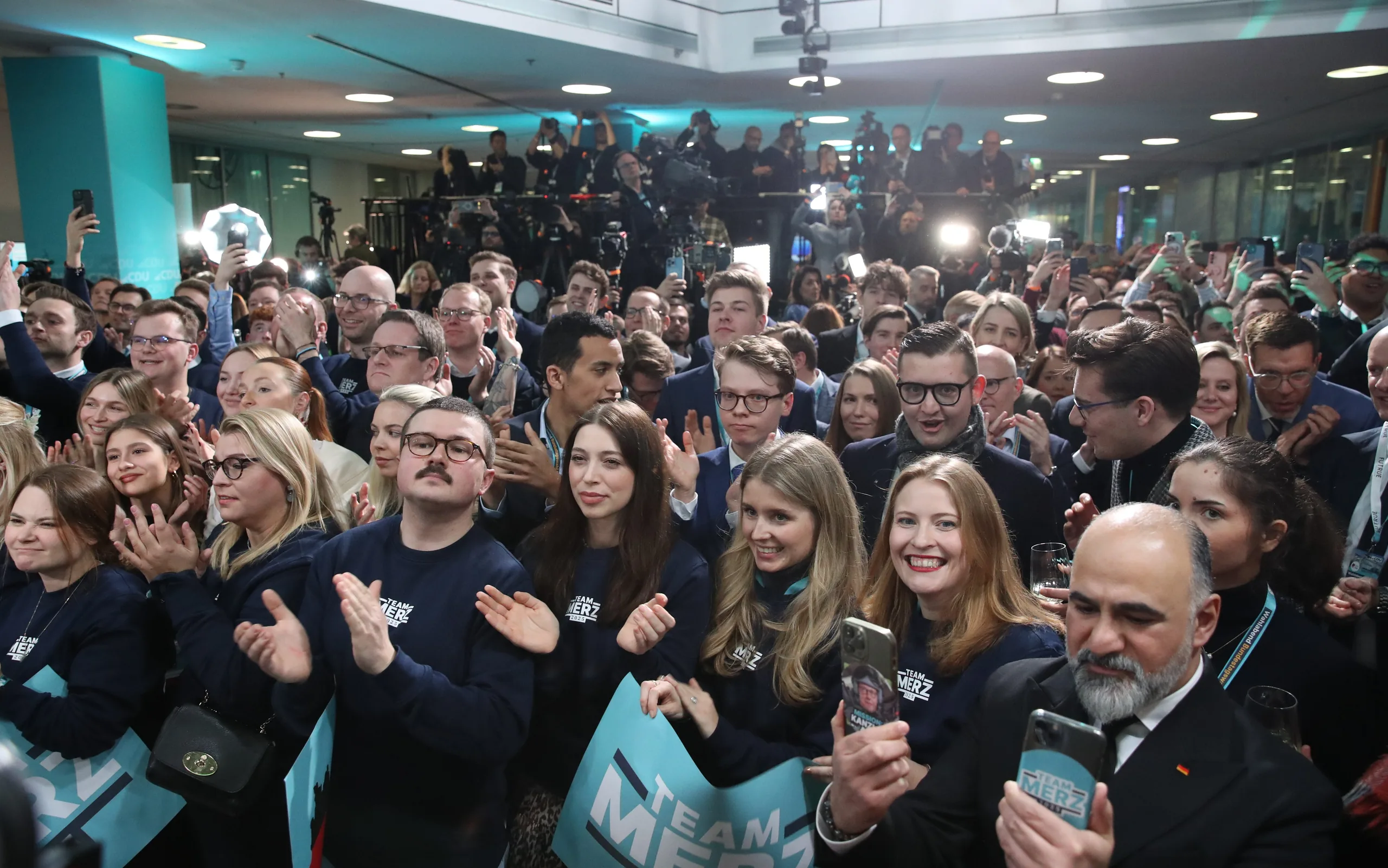 Anhänger der CDU am Wahlabend der Bundestagswahl 2025 in Berlin