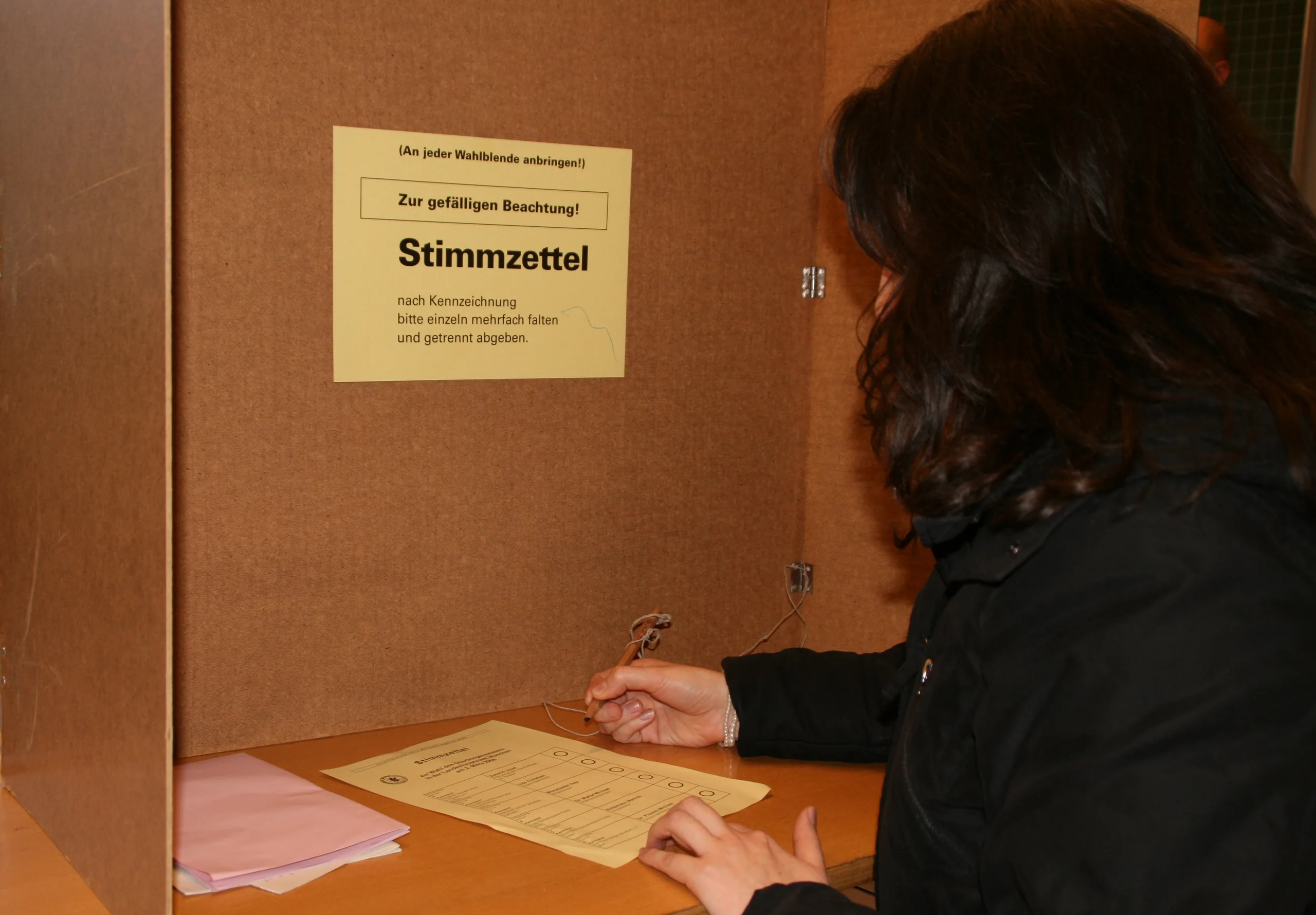 Wählerin in der Wahlkabine