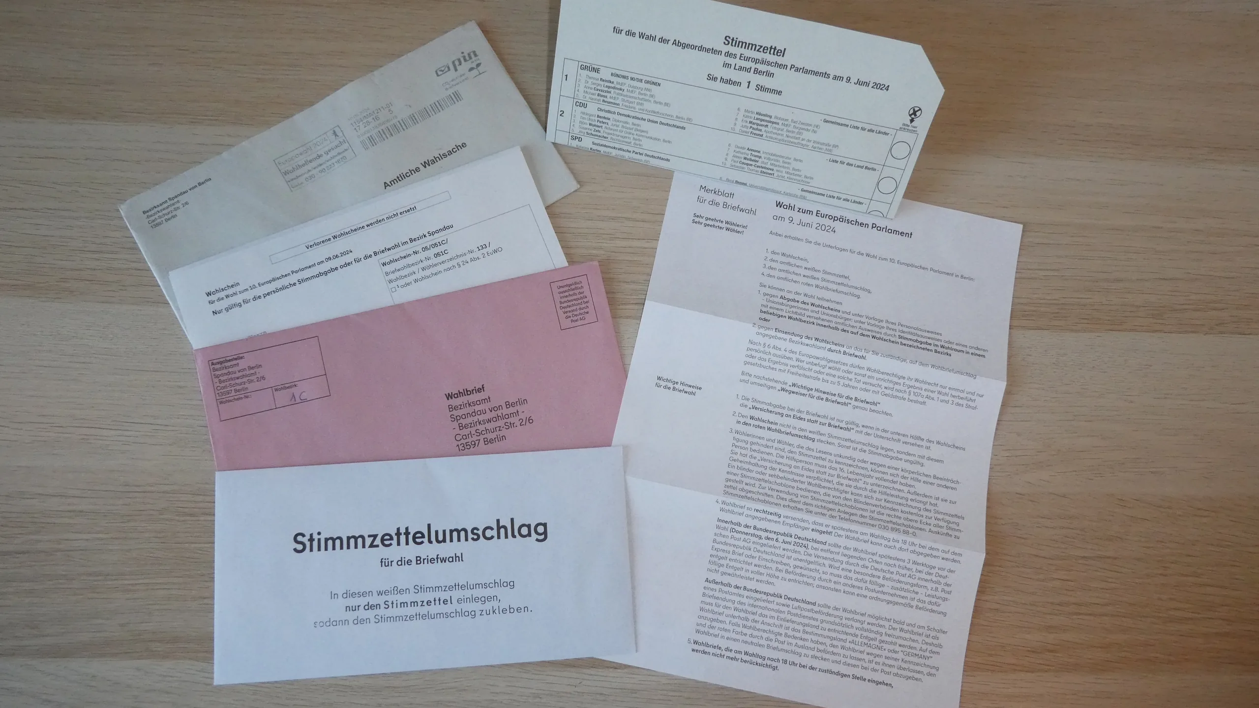 Briefwahlunterlagen mit Wahlschein, Stimmzettel und Wahlbriefumschlag