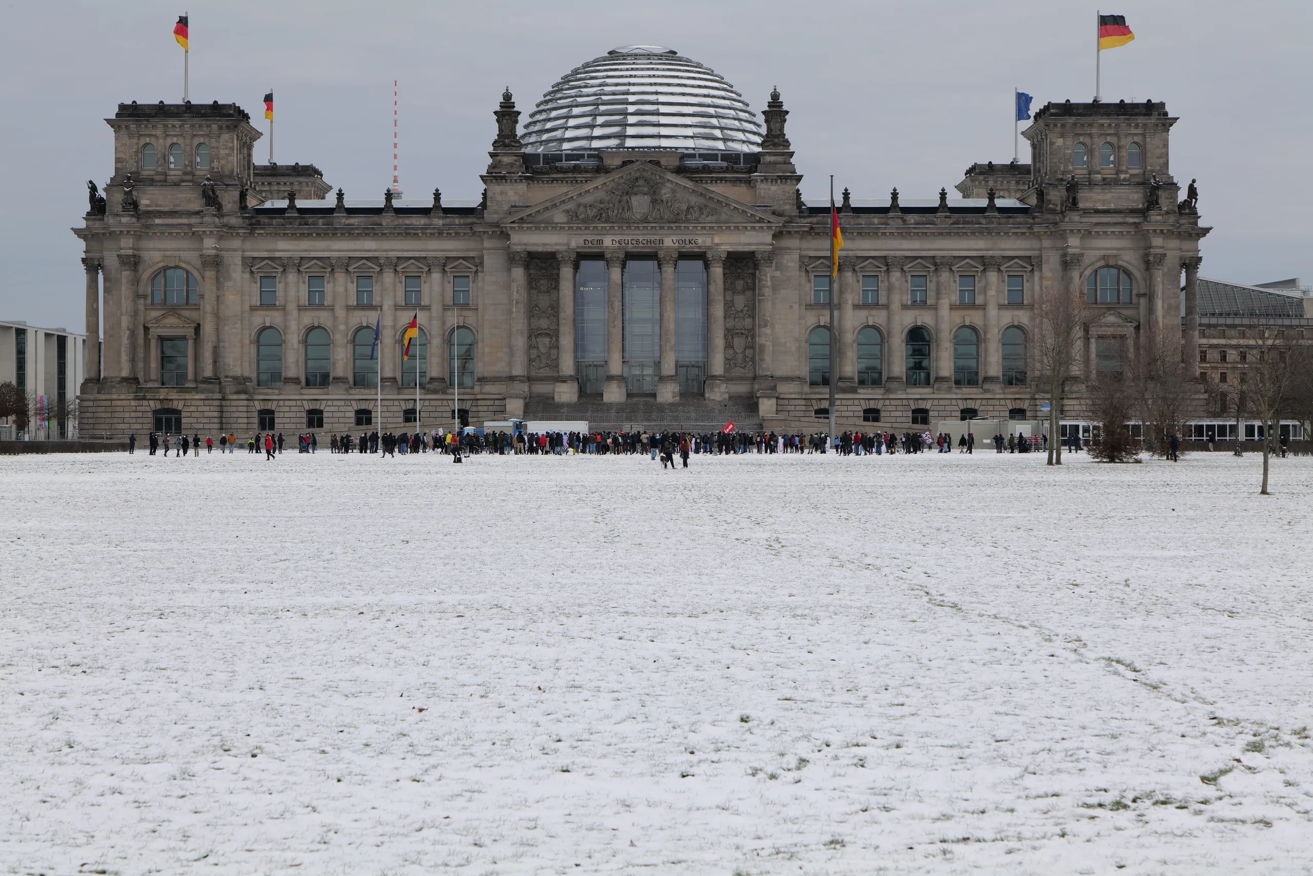 Reichstagsgebäude in Berlin im Schnee